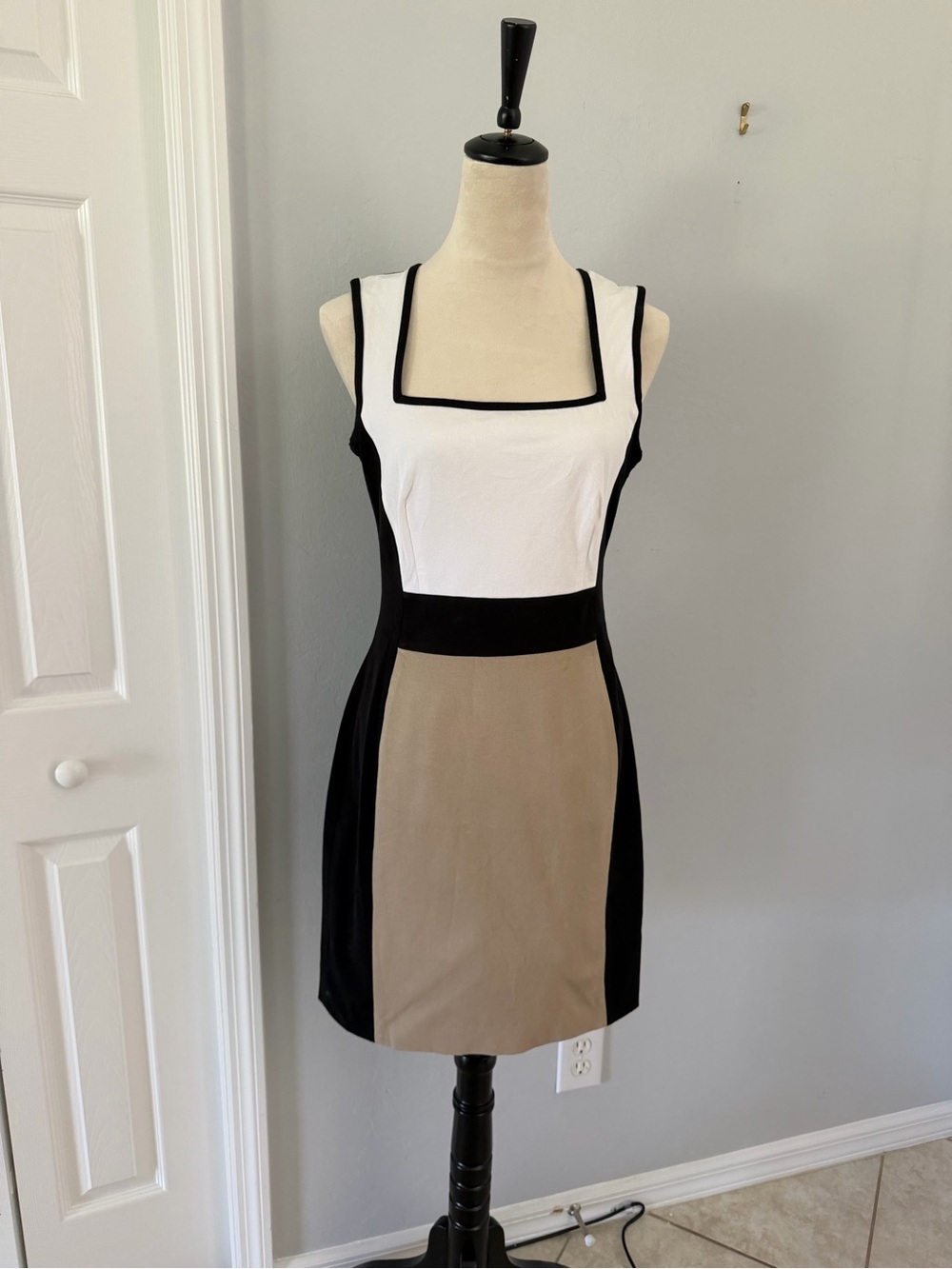 Banana Republic Black White Tan Colorblock Sleeveless Mini Dress Business Size 8